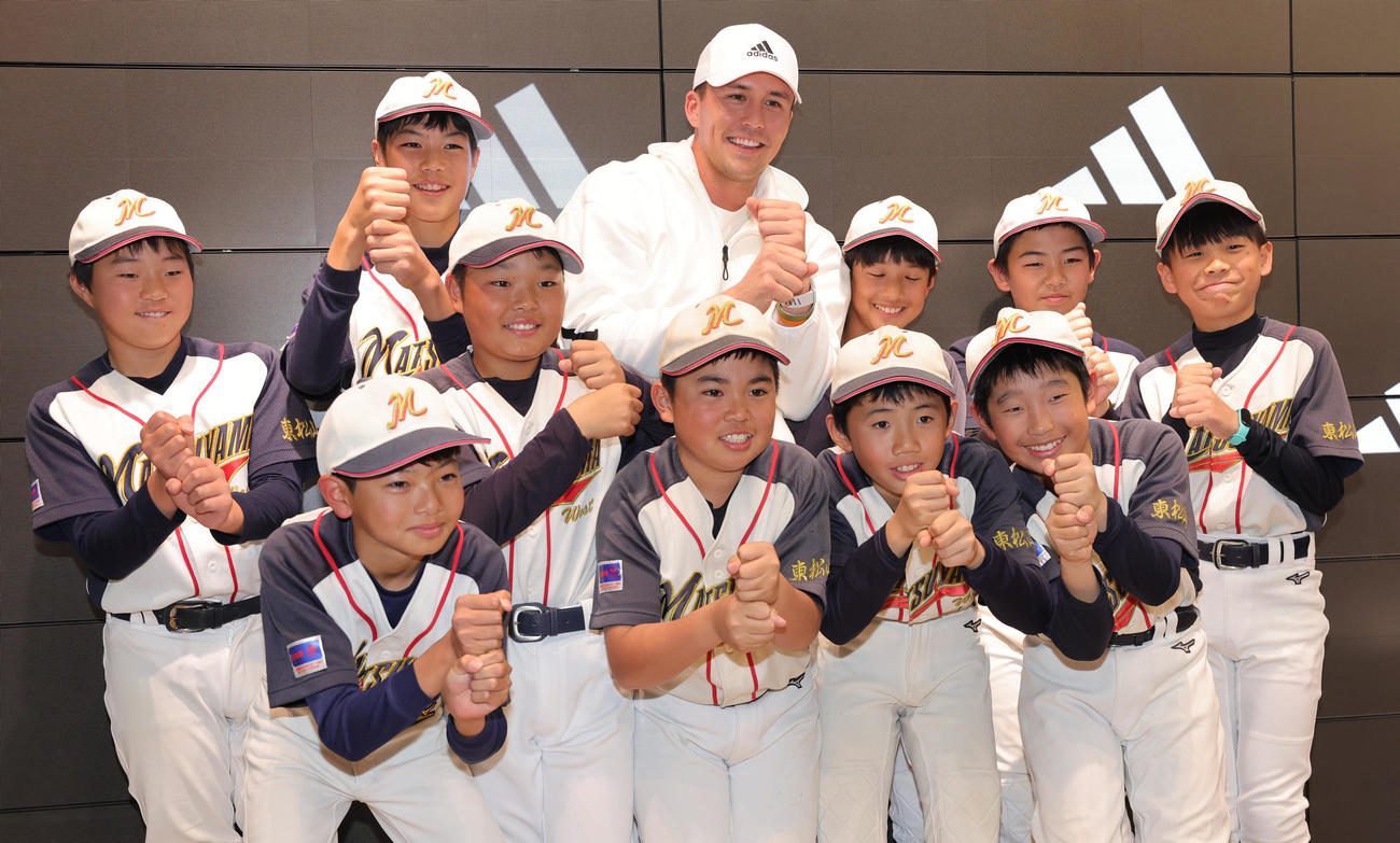 アディダスジャパンの来店イベントで、松山西ジャイアンツの子どもたちとペッパーミルポーズで記念撮影するカージナルスのヌートバー（撮影・野上伸悟）