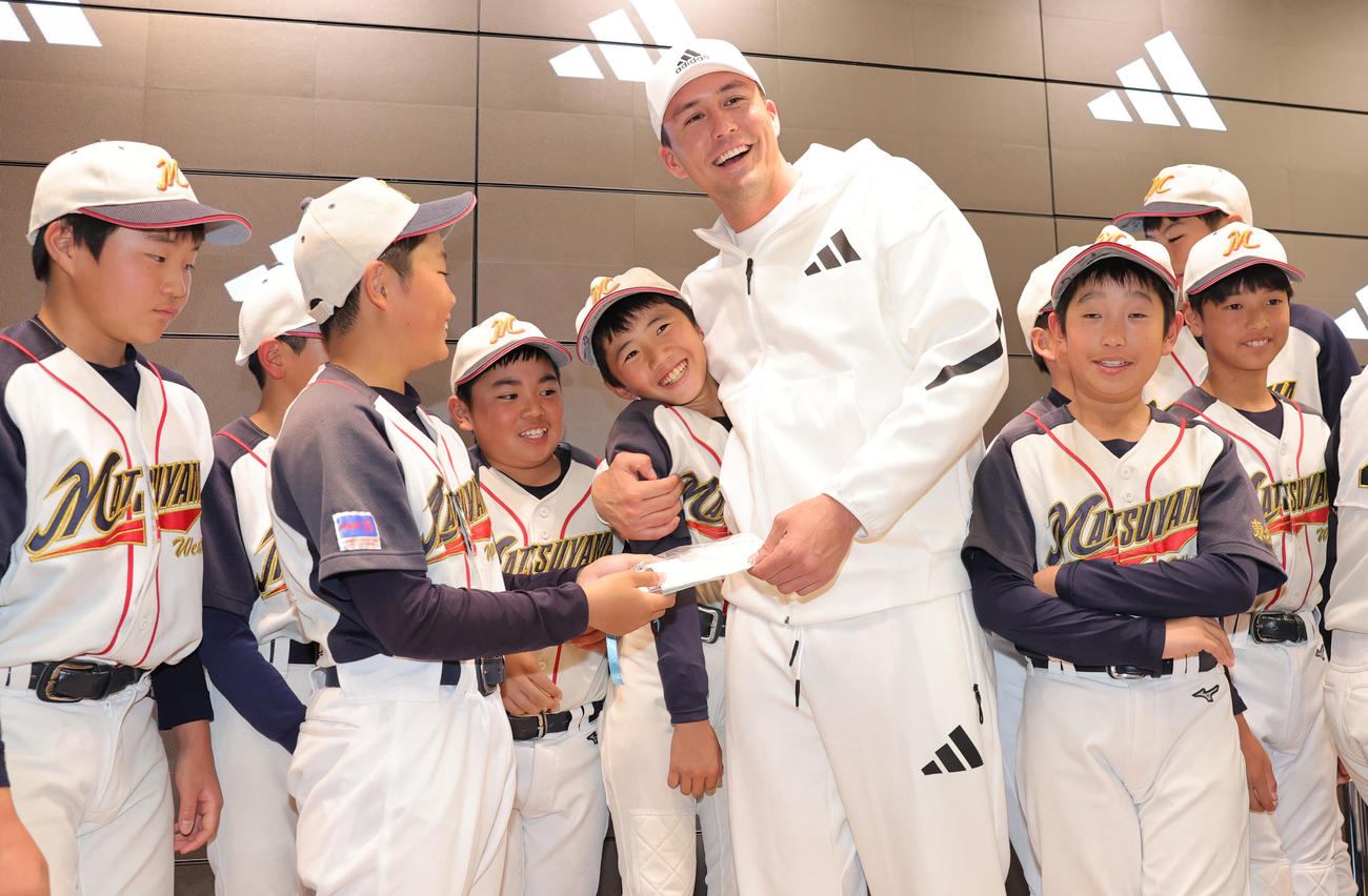 アディダスジャパンの来店イベントで、松山西ジャイアンツの子どもたちと触れあうカージナルスのヌートバー（撮影・野上伸悟）