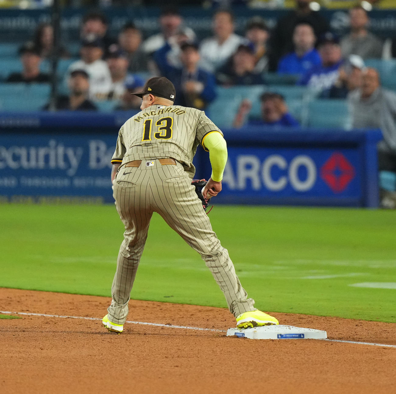ドジャース対パドレス　9回裏ドジャース無死一、二塁、ロハスの三ゴロを処理し、三塁ベースを踏んで二塁に送球するマチャド（2024年9月24日撮影）