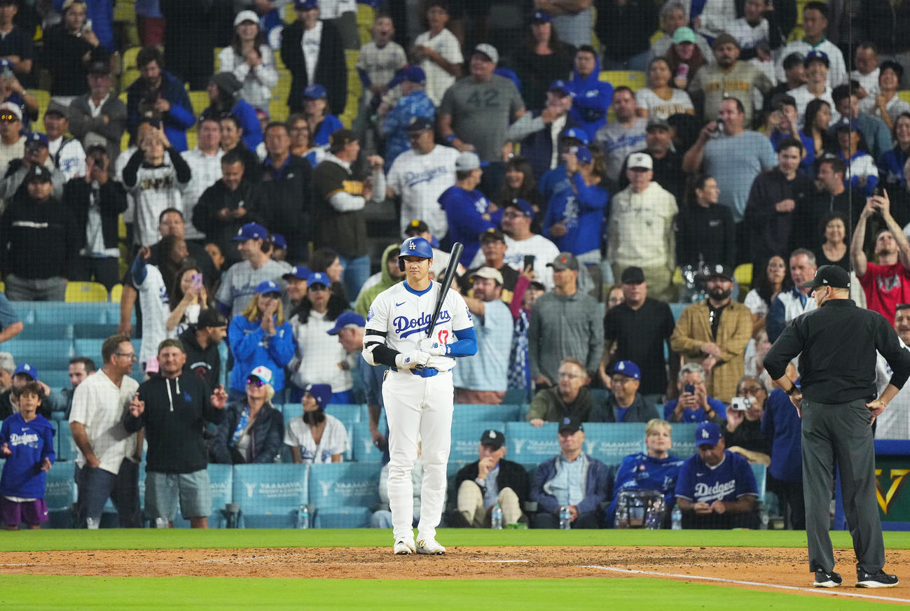 ドジャース対パドレス　9回裏ドジャース無死一、二塁、ロハスが三ゴロ三重殺となり、立ちつくす大谷（2024年9月24日撮影）