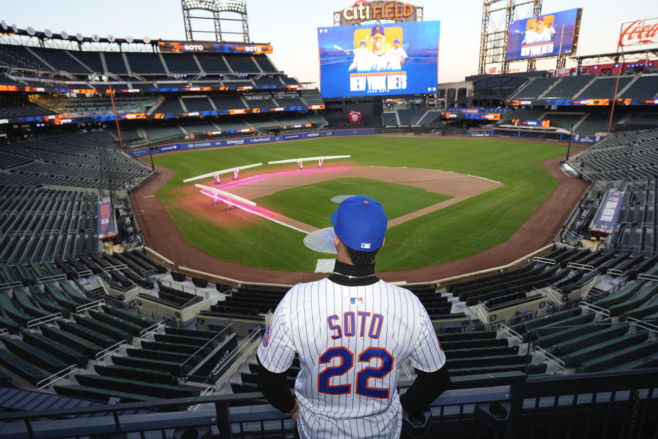 シティフィールドで行われたメッツの入団会見に出席したソト（AP）