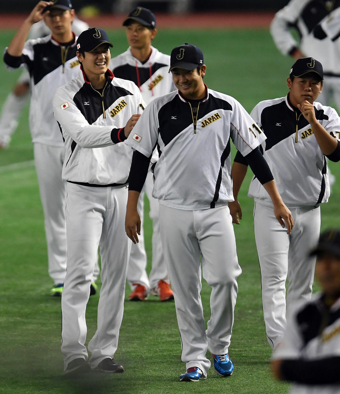 野球日本代表「侍ジャパン」強化試合　第4戦　日本対オランダ　試合前、大谷翔平（手前左）は菅野智之（同中央）田口麗斗と談笑（2016年11月13日撮影）