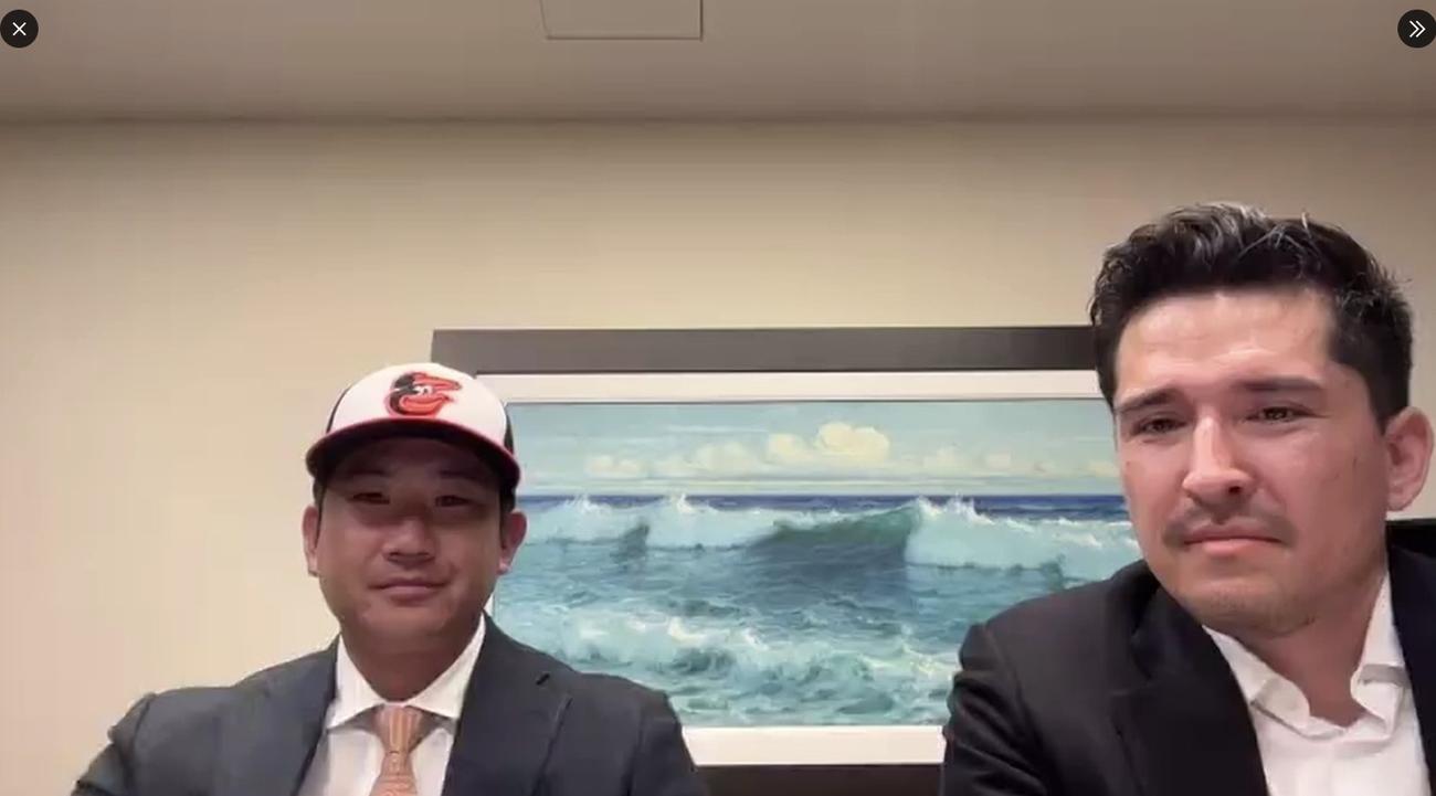 入団会見でオリオールズの帽子をかぶった菅野智之（左）