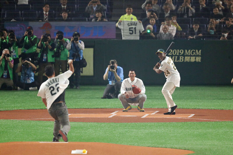 MLBア・リーグ開幕戦　アスレチックス対マリナーズ　始球式を務める投手佐々木主浩氏、捕手城島健司氏、打者リッキー・ヘンダーソン氏（2019年3月撮影）
