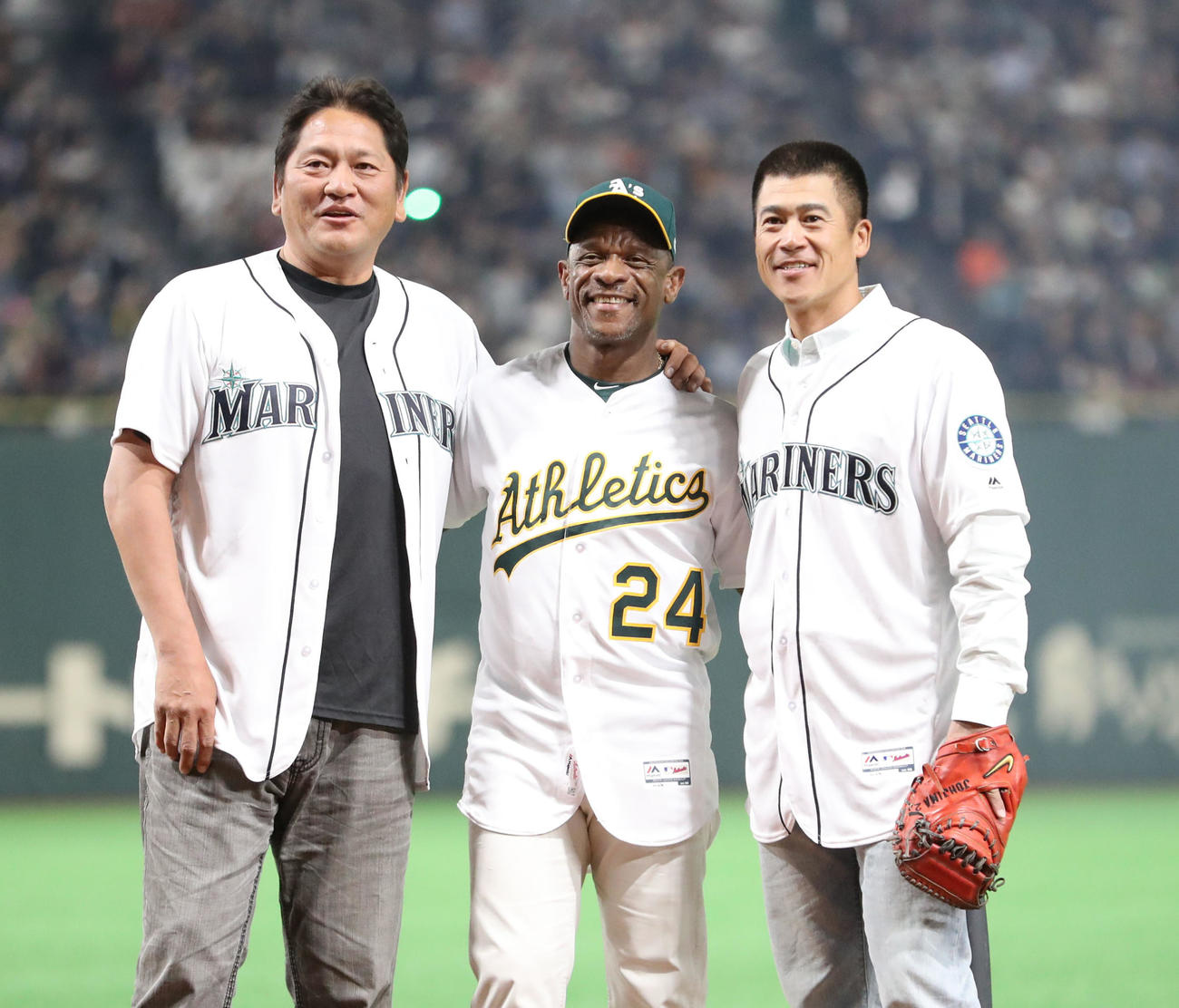 始球式を終え、リッキー・ヘンダーソン氏さんと記念撮影する佐々木主浩氏（左）、城島健司氏（右）（2019年3月撮影）