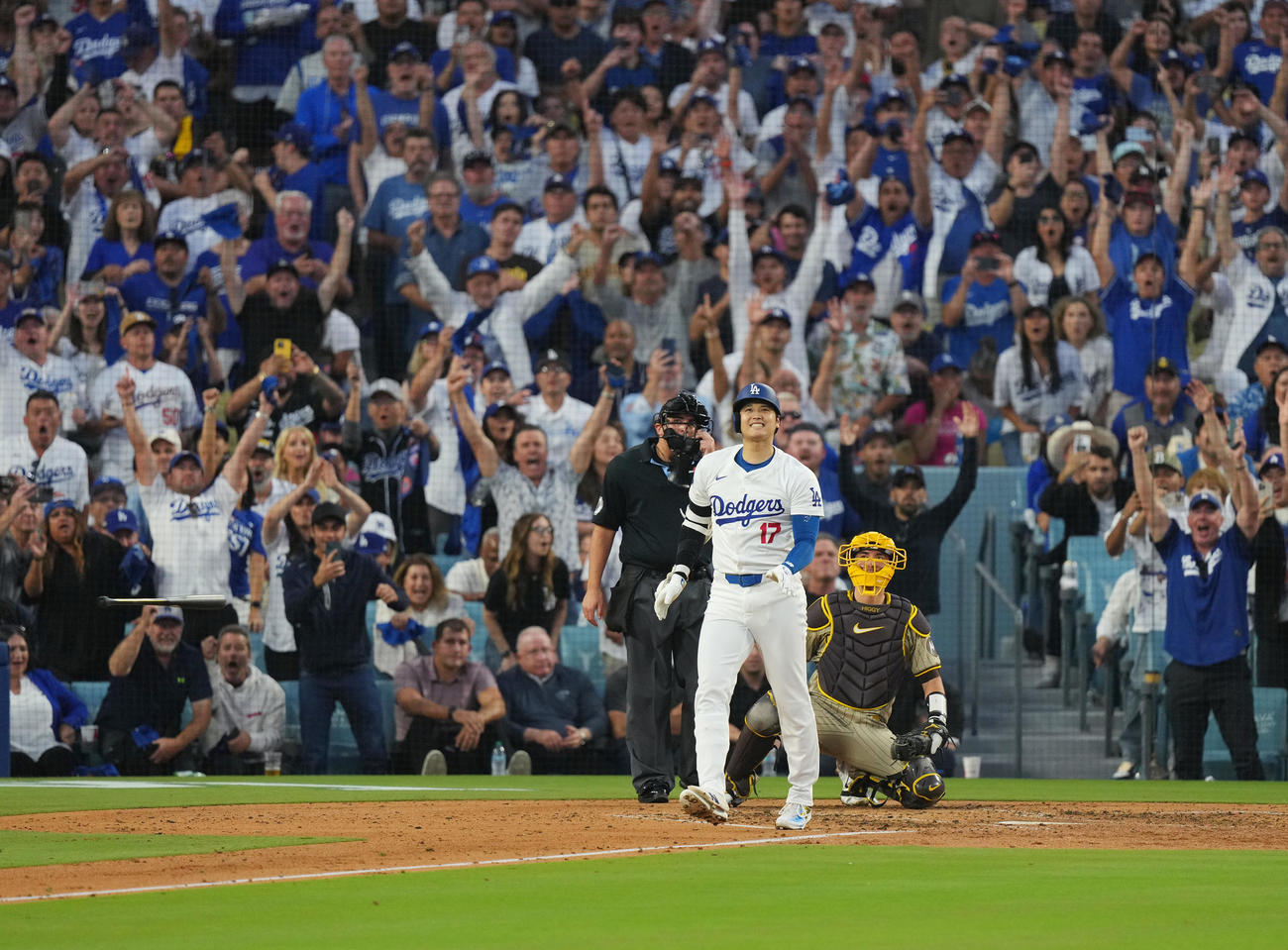 10月5日のドジャース対パドレス　2回裏ドジャース2死一、二塁、右越えに同点の3点本塁打を放ち、バットを投げる大谷（撮影・菅敏）