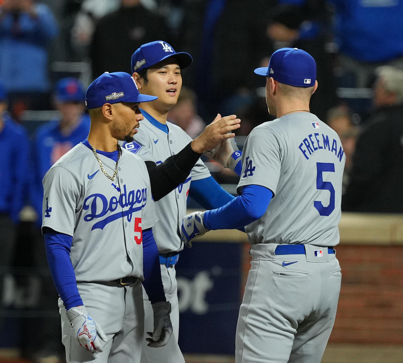 メッツ対ドジャース　試合前のセレモニーでフリーマン（右）とタッチをするドジャース大谷。左はベッツ（2024年10月16日撮影）