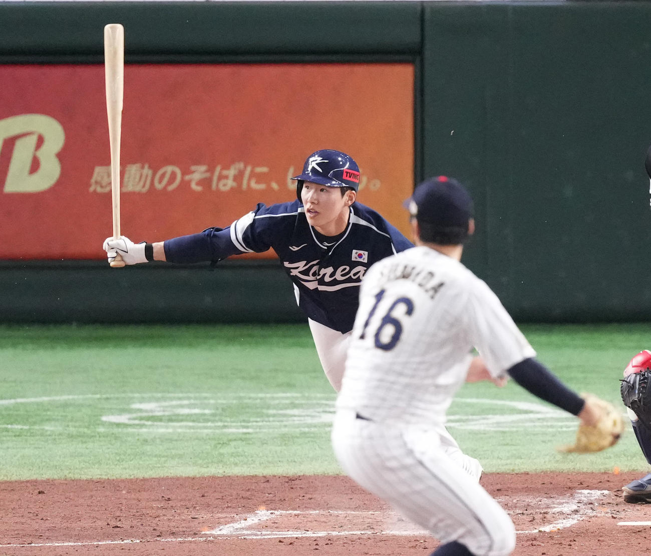 2023年11月17日、カーネクストアジアプロ野球チャンピオンシップ日本対韓国　4回表韓国無死、内野安打を放つ金慧成。投手隅田
