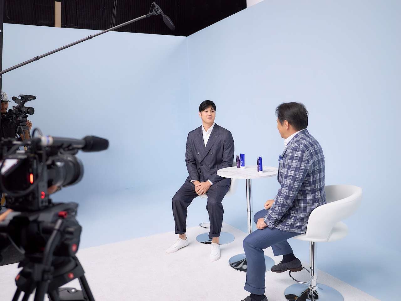 コーセーの小林社長（右）と対談したドジャース大谷