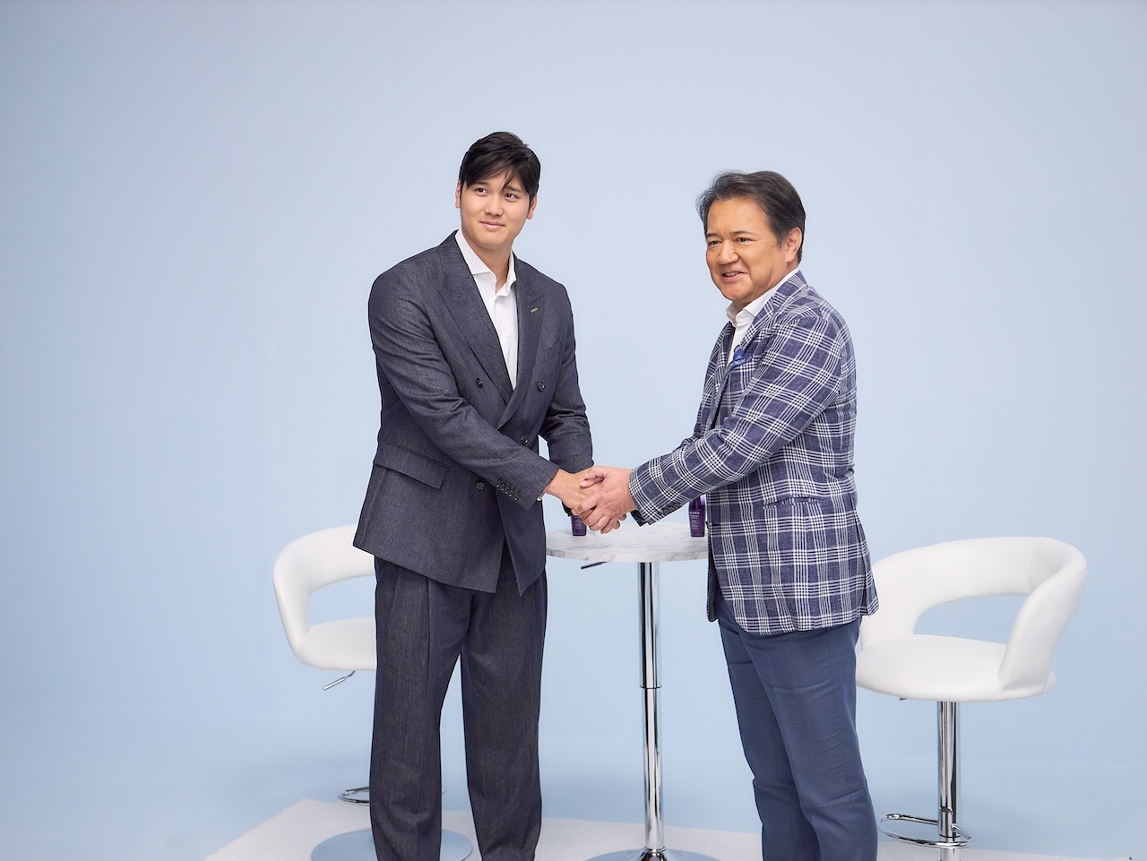 コーセーの小林社長（右）と対談したドジャース大谷