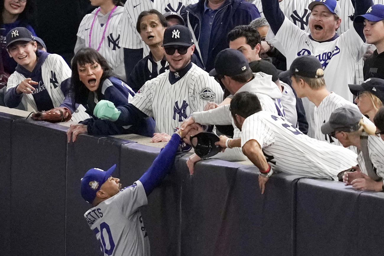 ベッツの捕球を妨害するファン（AP）