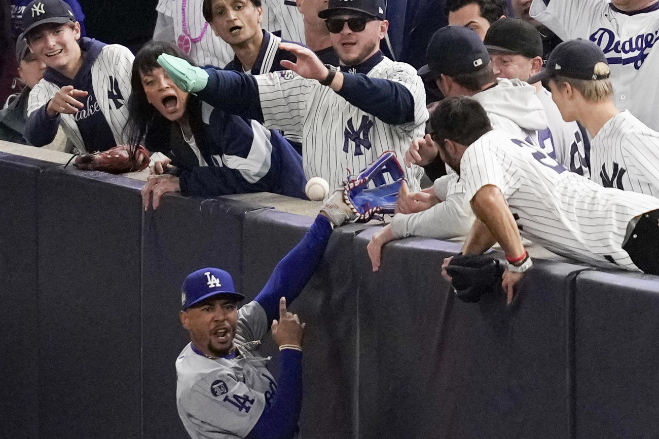 ベッツの捕球を妨害するファン（AP）