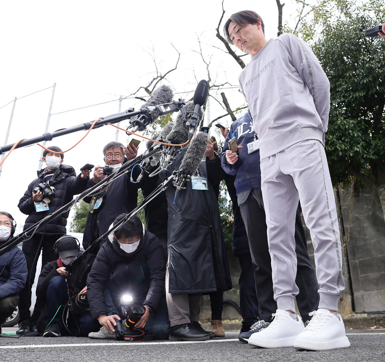 自主トレを前に取材に応じる西武源田（撮影・足立雅史）