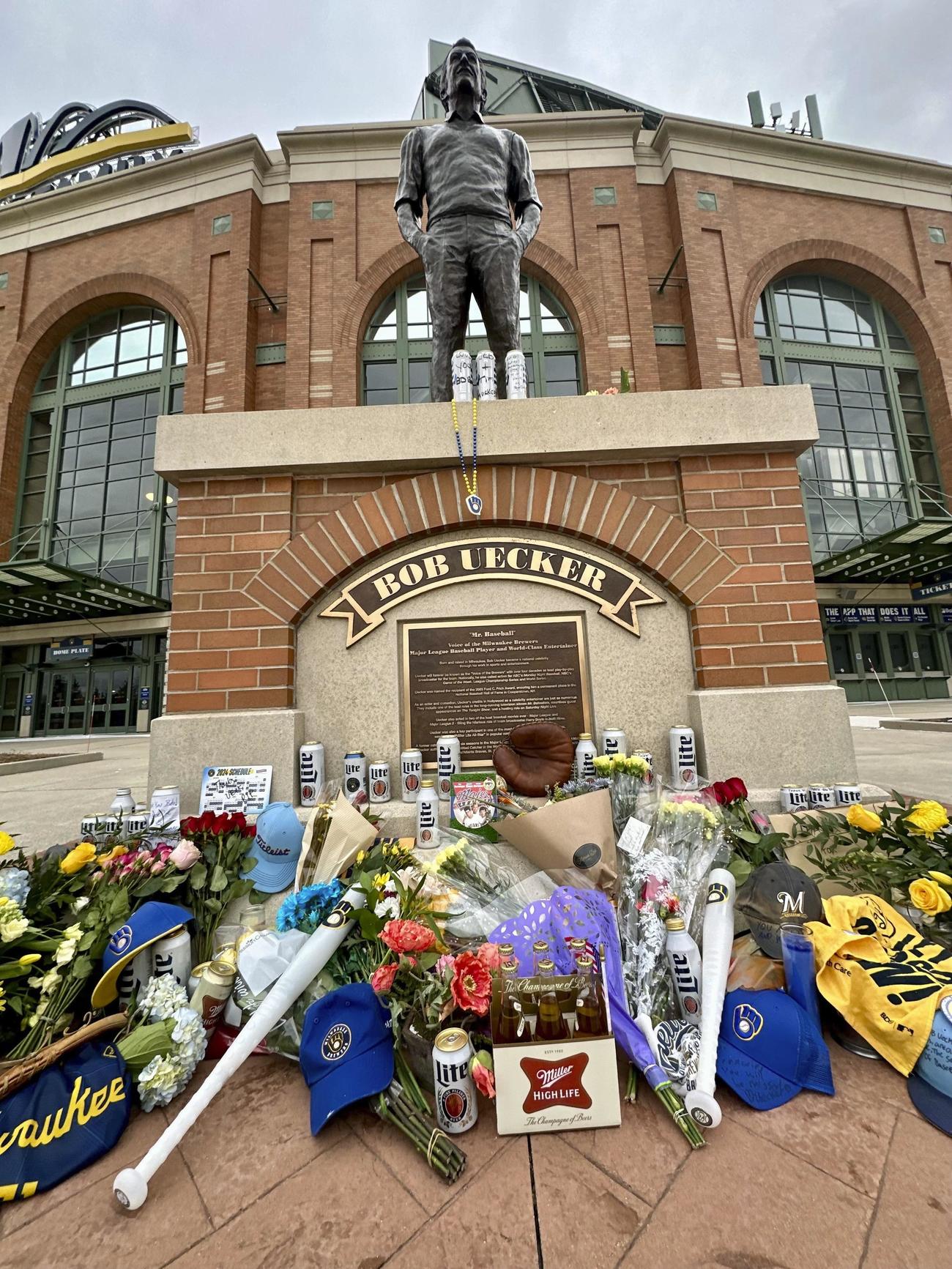 ブルワーズの本拠地・アメリカンファミリーフィールドのユッカーさんの像の前にはファンからの献花などが捧げられた（AP）