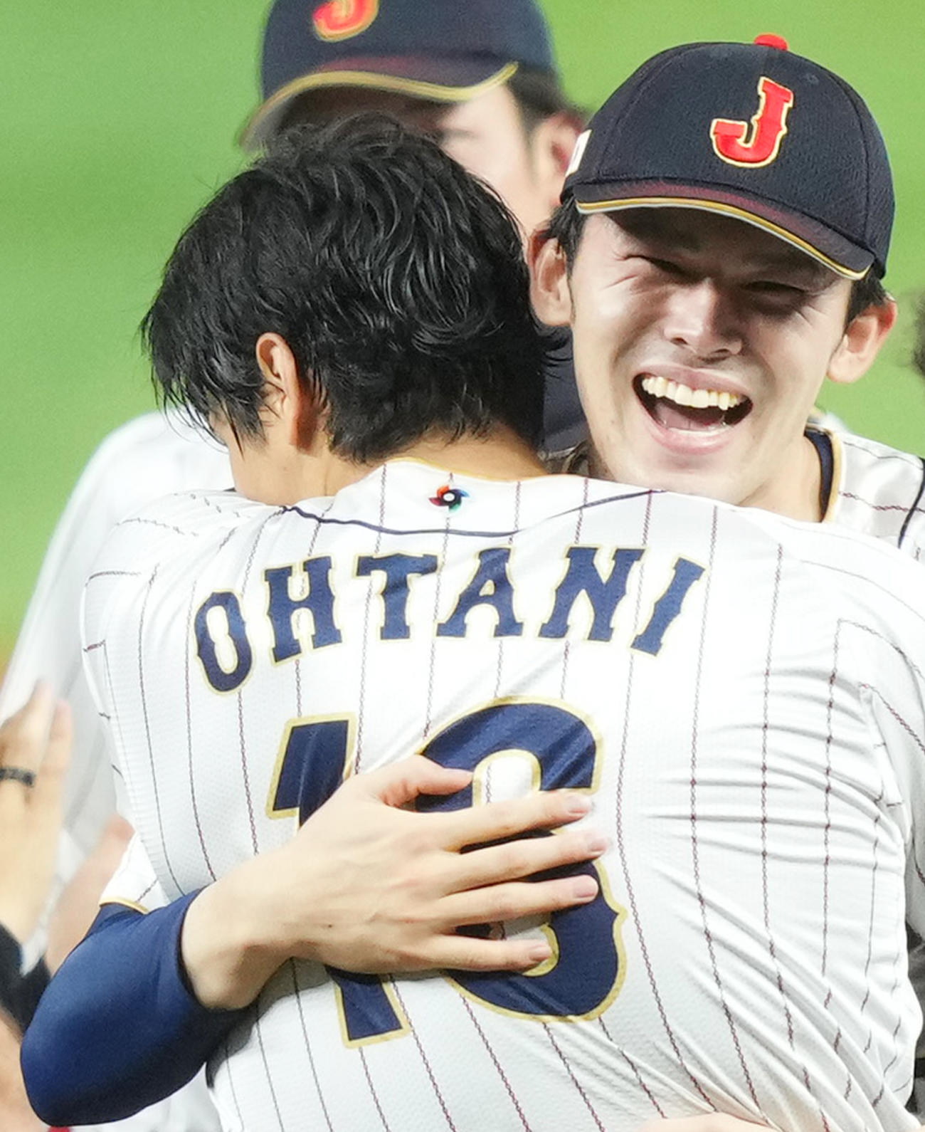 2023年3月、WBCで米国を破り世界一を決めて大谷（手前）とハグする佐々木