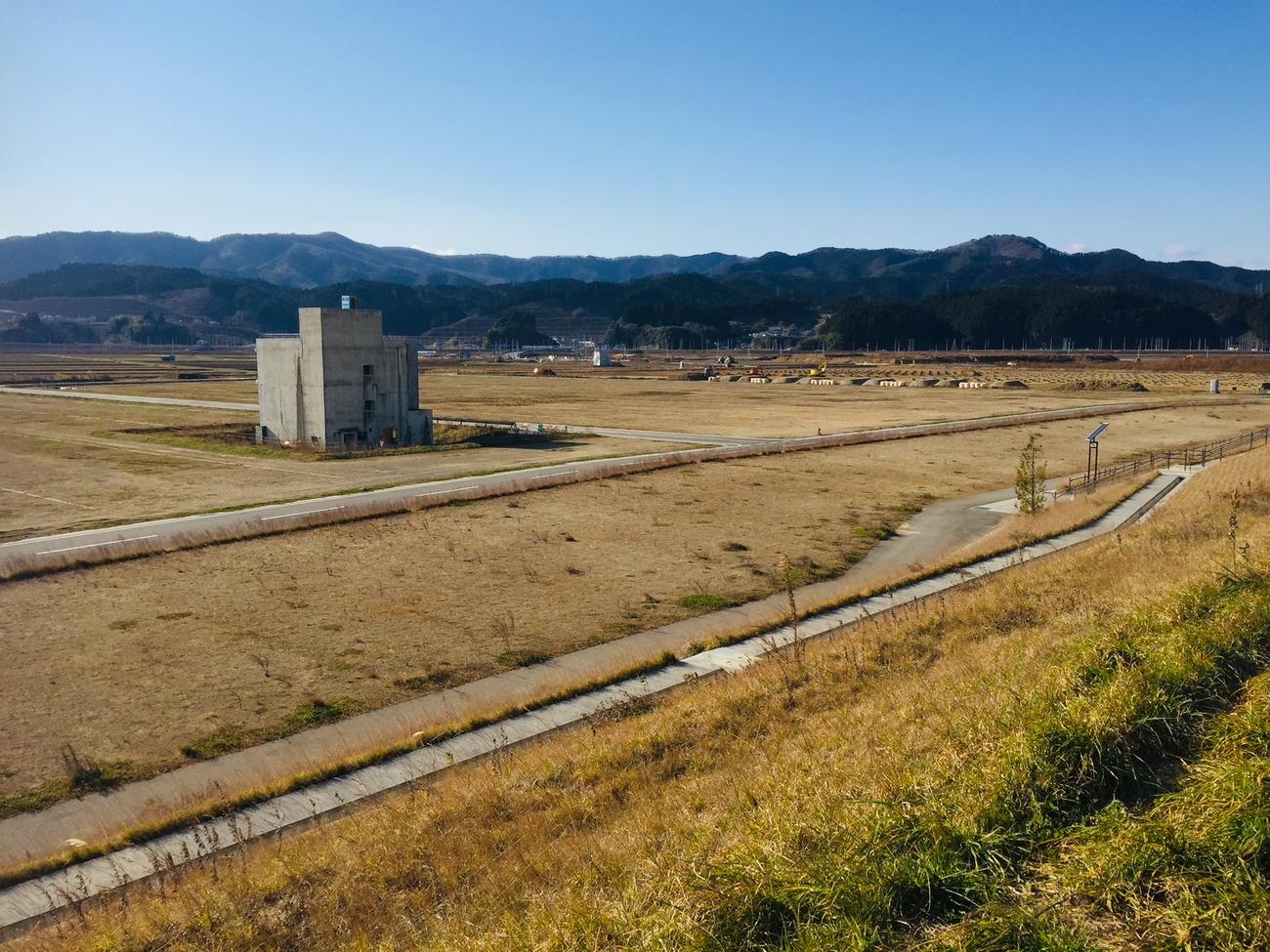 震災遺構のビルだけが残るかつての岩手・陸前高田の市街地跡（撮影・金子真仁）