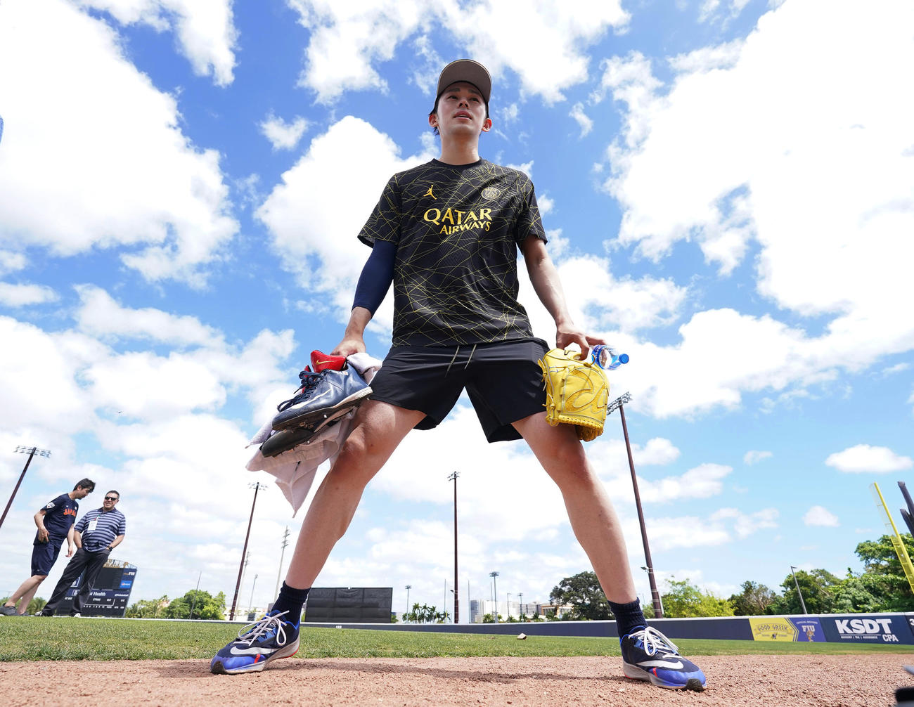 23年3月、米マイアミのグラウンドで仁王立ちするWBC日本代表の佐々木