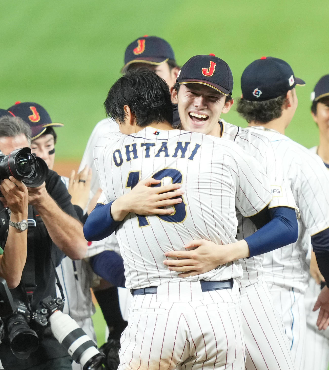 WBC優勝を飾り、大谷翔平と抱き合って喜ぶ佐々木朗希（2023年3月21日撮影）