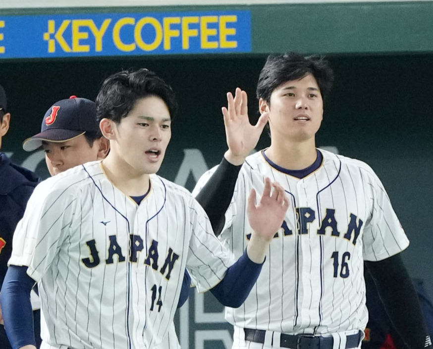 佐々木朗希（左）と大谷翔平（2023年撮影）