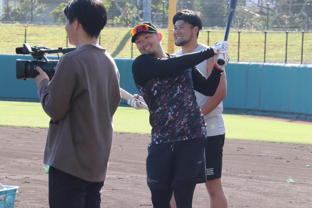 フリー打撃の合間に笑顔を見せるカブス鈴木。奥は広島末包（撮影・前原淳）