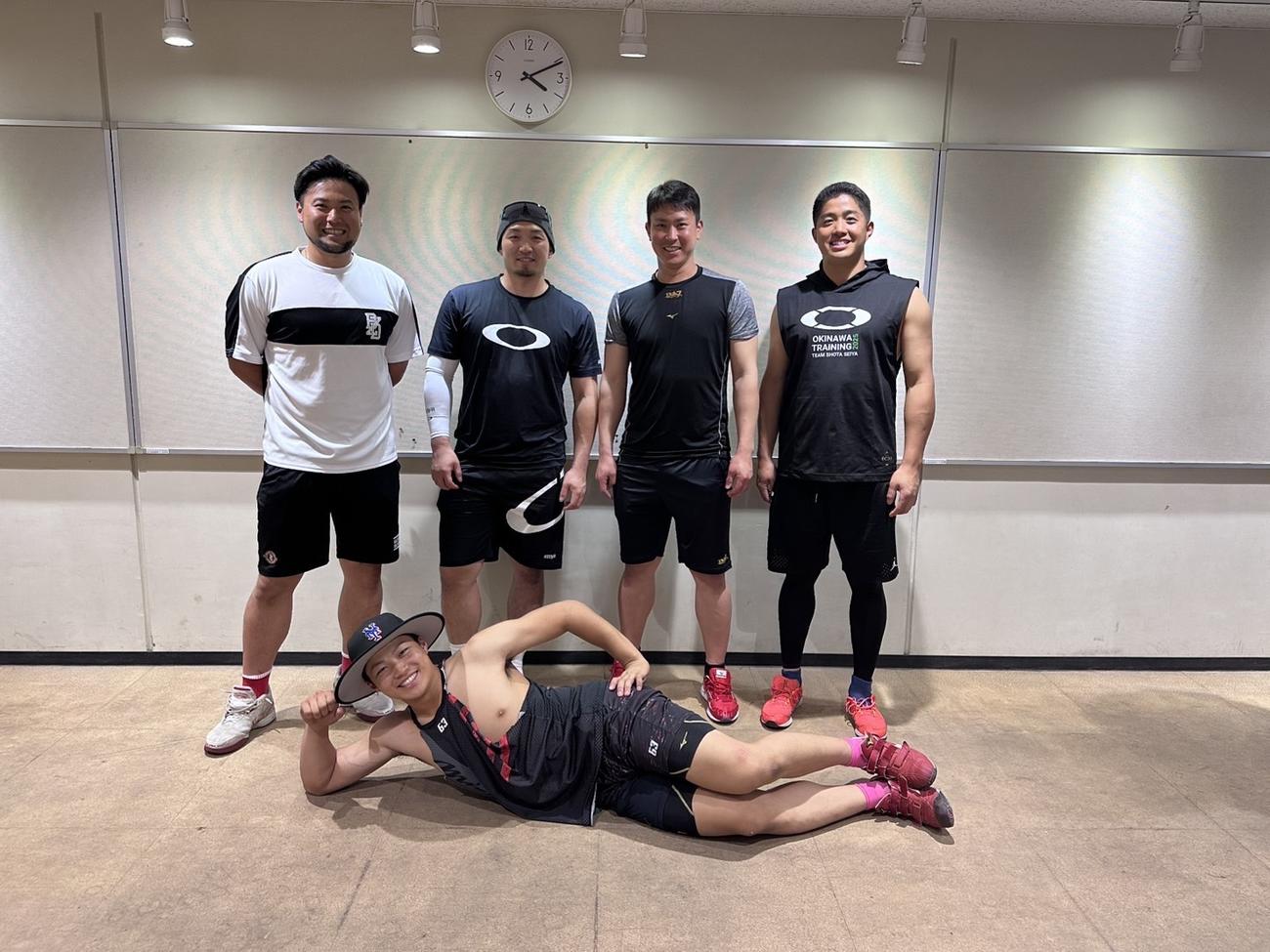 沖縄自主トレを打ち上げた左から末包、鈴木、堂林、高木、手前は内田（写真は選手提供）