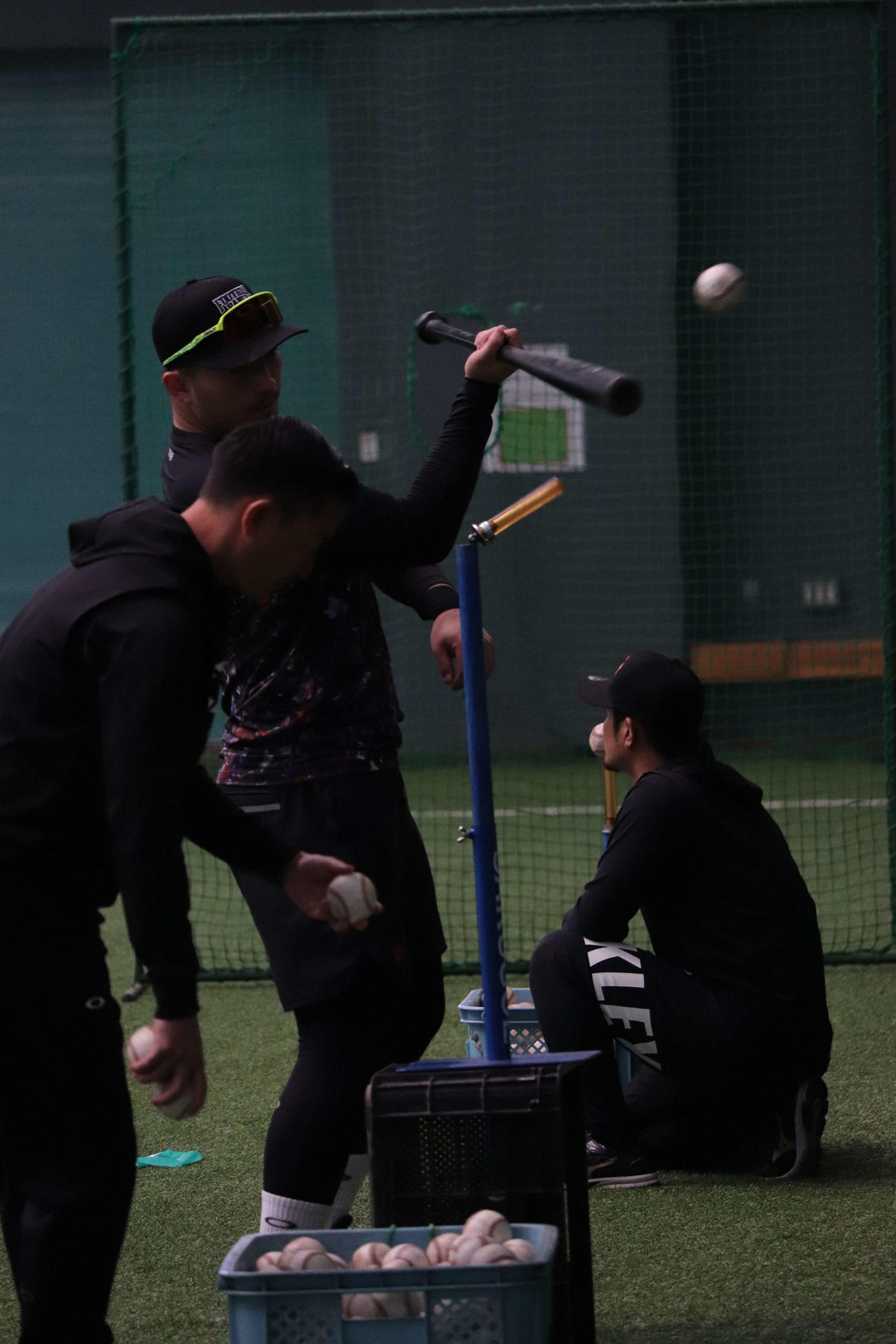 顎下高さに設定した置きティーを右手1本で打つカブス鈴木（撮影・前原淳）