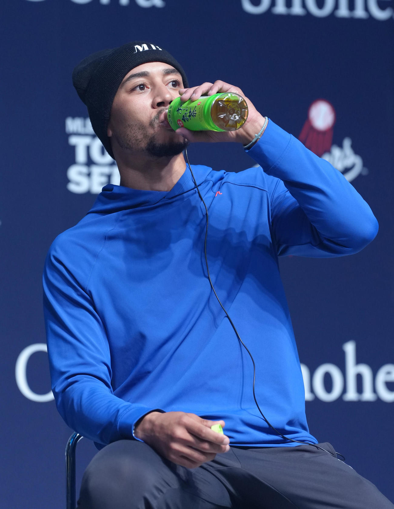 発表会に登場しお～いお茶を飲むドジャースのベッツ（撮影・足立雅史）