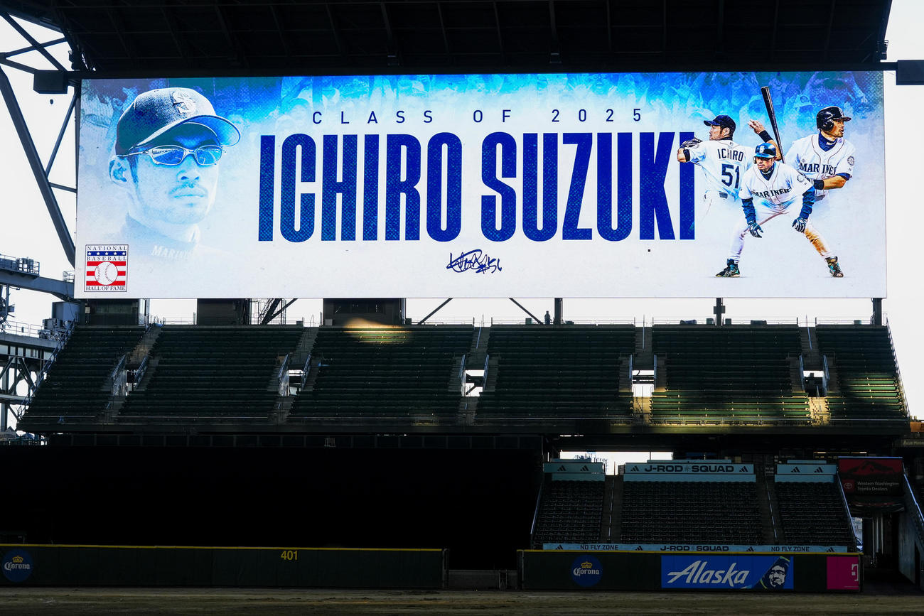 米野球殿堂入りを果たしたイチロー氏のグラフィックが映し出されたTモバイル・パークの外野スクリーン（AP）