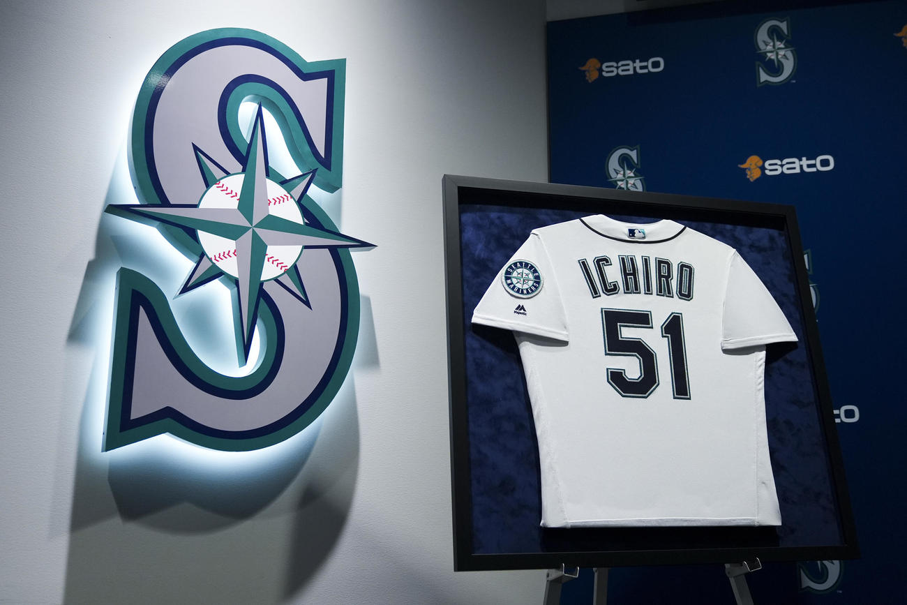 米野球殿堂入りを受け、記者会見場前に飾られたイチロー氏のジャージ（AP）