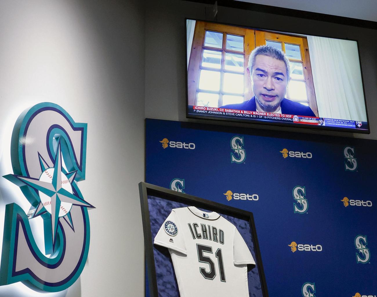 米国野球殿堂入りし、テレビでインタビューに答えるイチロー氏＝21日、シアトル（共同）