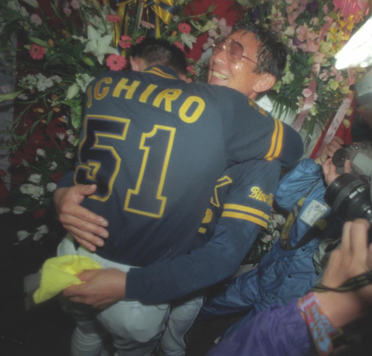 1995年　優勝を決めたオリックス・イチローは祝賀会場で仰木彬監督を抱きしめた