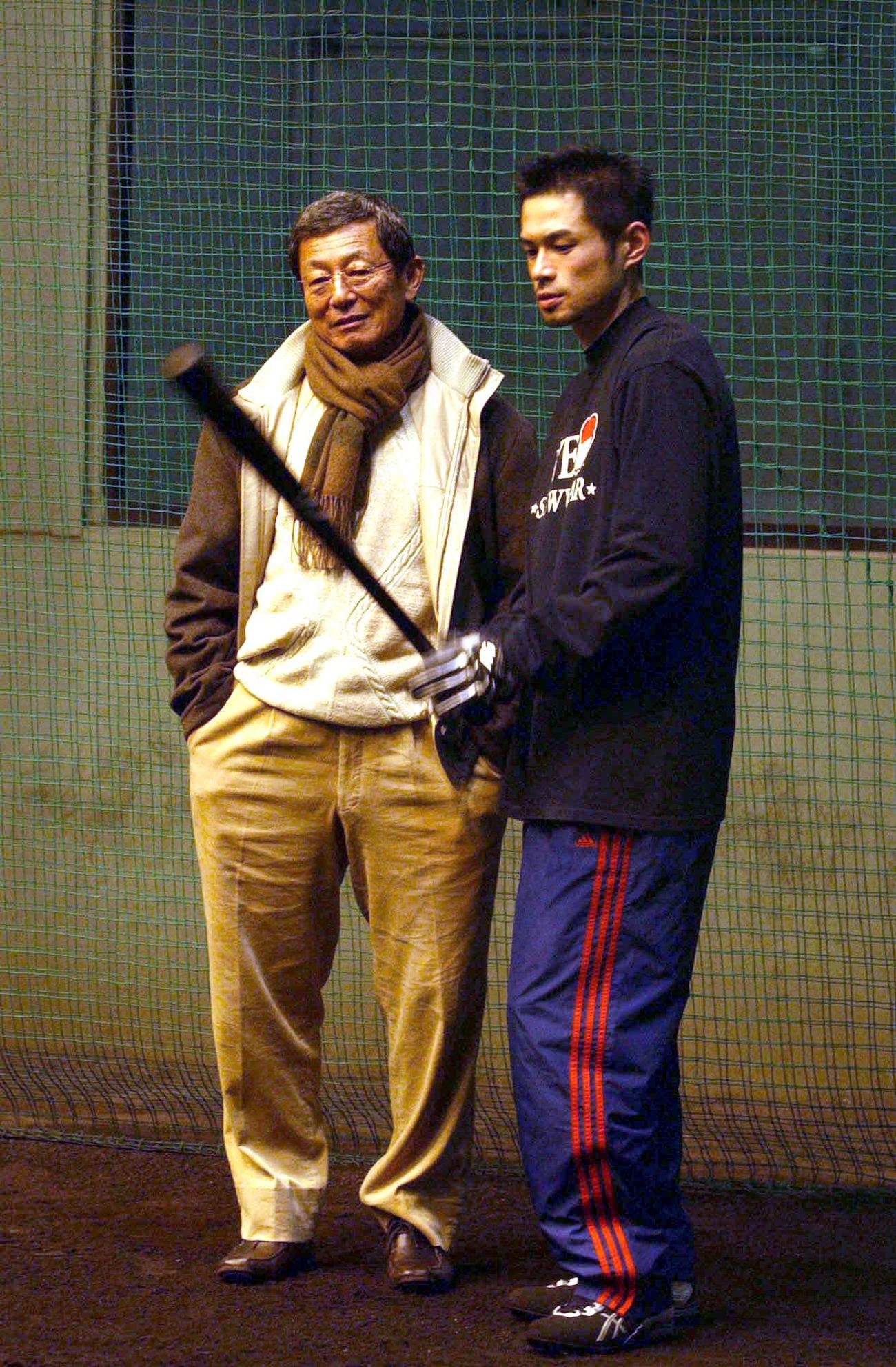 2005年1月26日　自主トレ中のマリナーズ・イチロー（右）と話すオリックス・仰木彬監督
