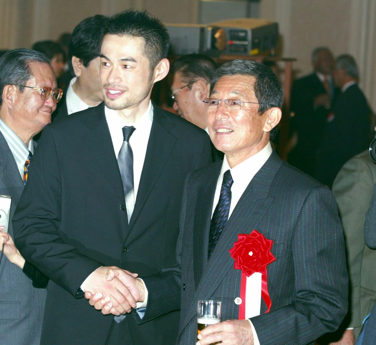 2004年12月7日　野球殿堂入りパーティーで握手を交わすイチロー（左）とオリックス仰木彬監督