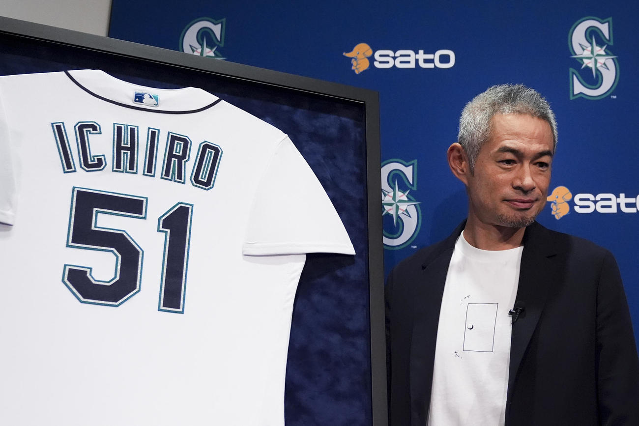 アジア人で初めての米国野球殿堂入りし、記者会見するイチロー氏（AP）