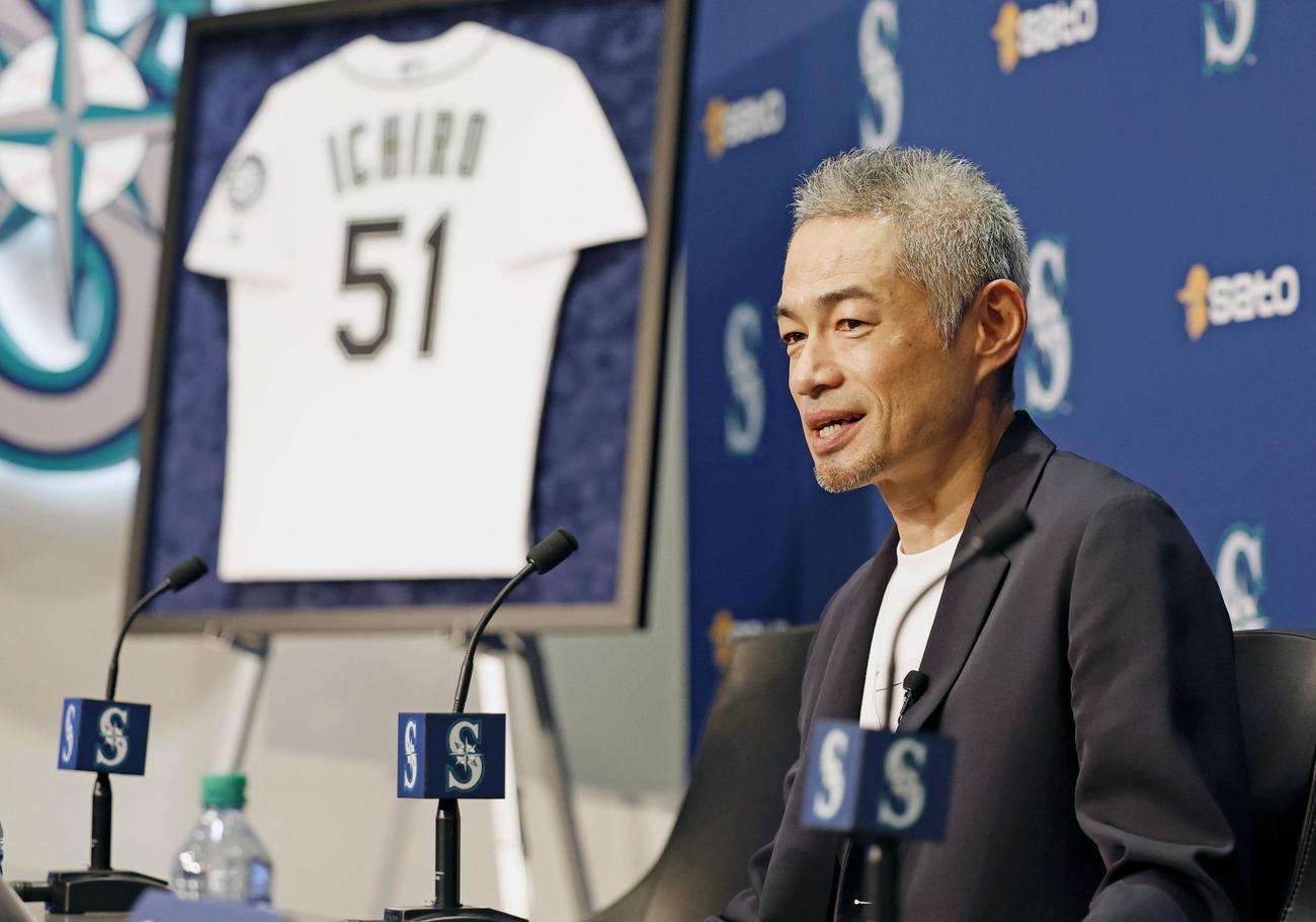 アジア人で初めての米国野球殿堂入りし、記者会見するイチローさん＝21日、シアトル（共同）
