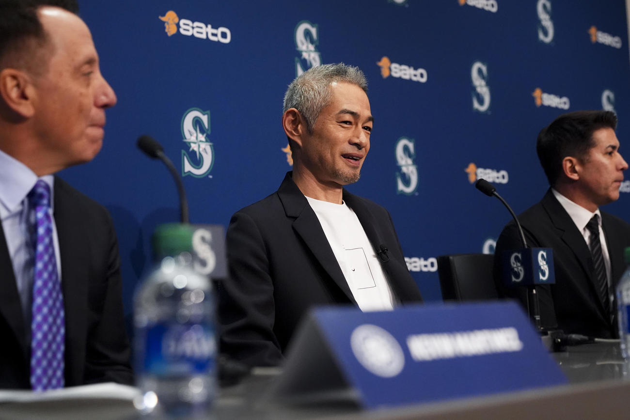 アジア人で初めての米国野球殿堂入りし、記者会見するイチロー氏（AP）