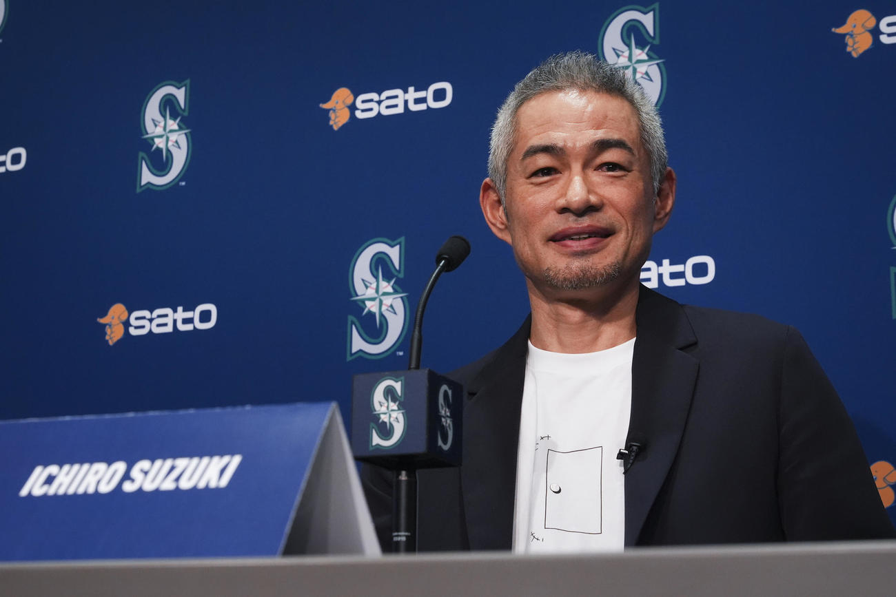 アジア人で初めての米国野球殿堂入りし、記者会見するイチロー氏（AP）