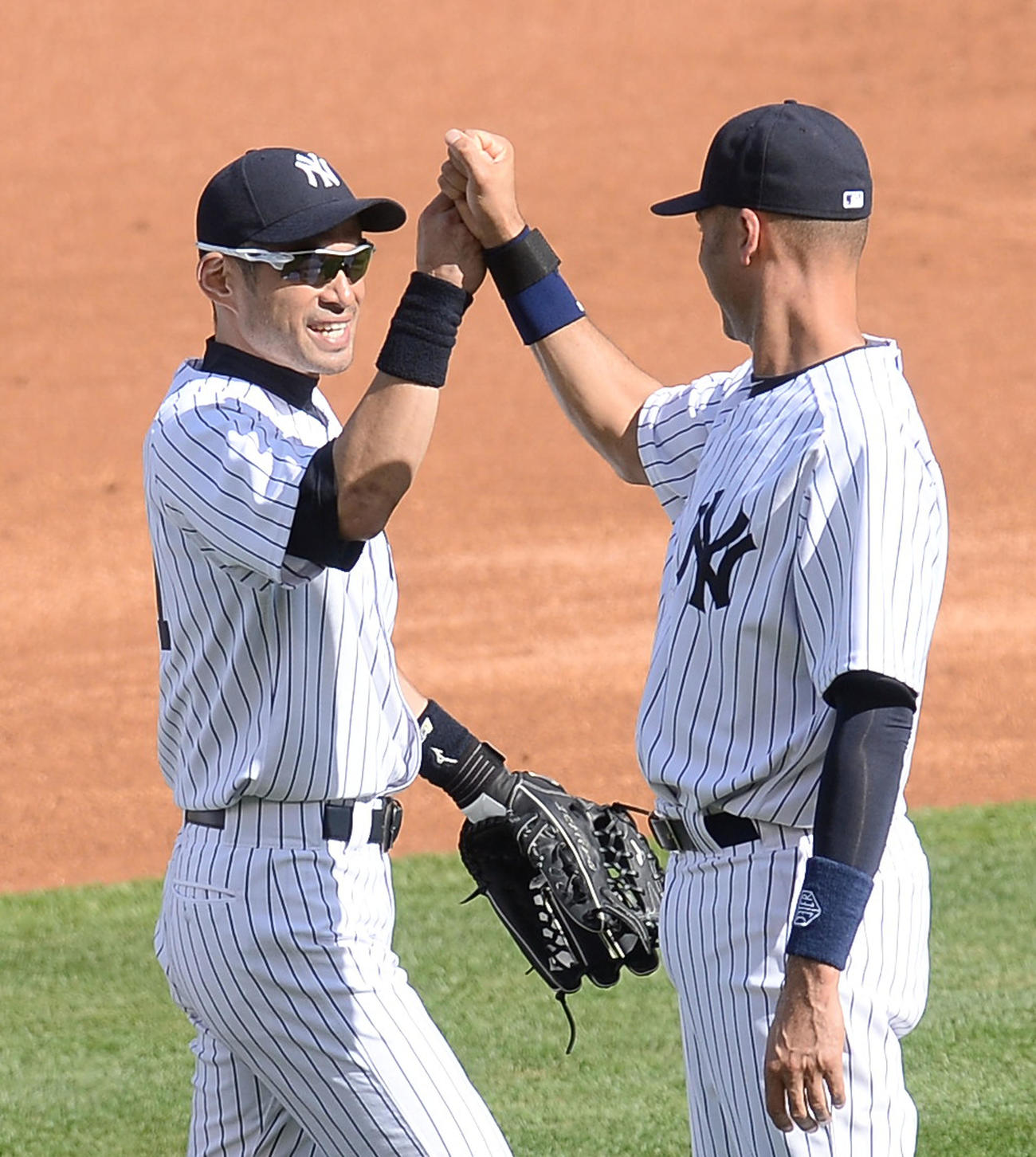2014年5月31日　ツインズに勝利し、9回から出場したイチローは、ジーター（右）と笑顔でグータッチをする
