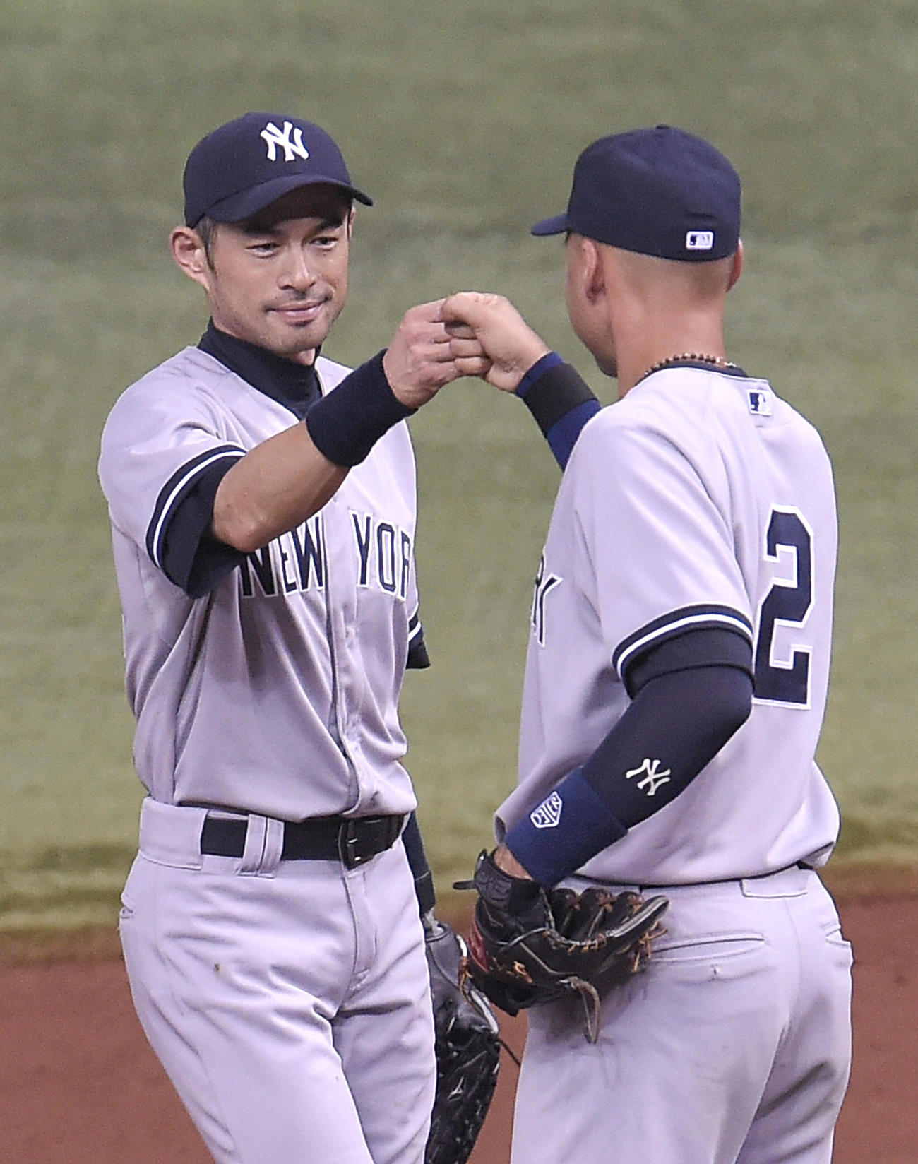 2014年9月17日　レイズに勝利し、ジーター（右）とグータッチをするイチロー