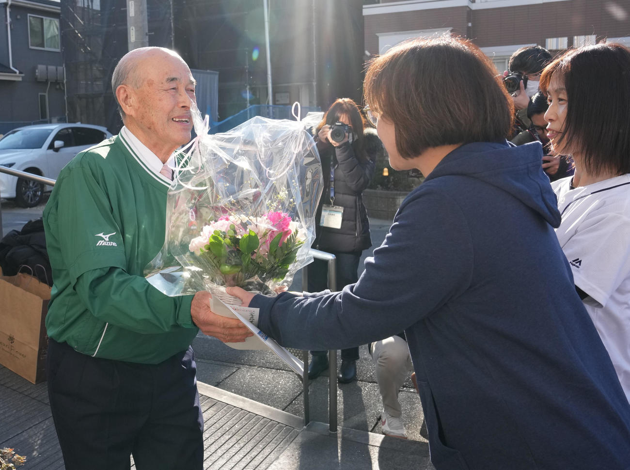 イチロー氏のMLB殿堂入りを記念館に詰めかけた人々に祝福され笑顔の父・鈴木宣之さん（左）（撮影・森本幸一）