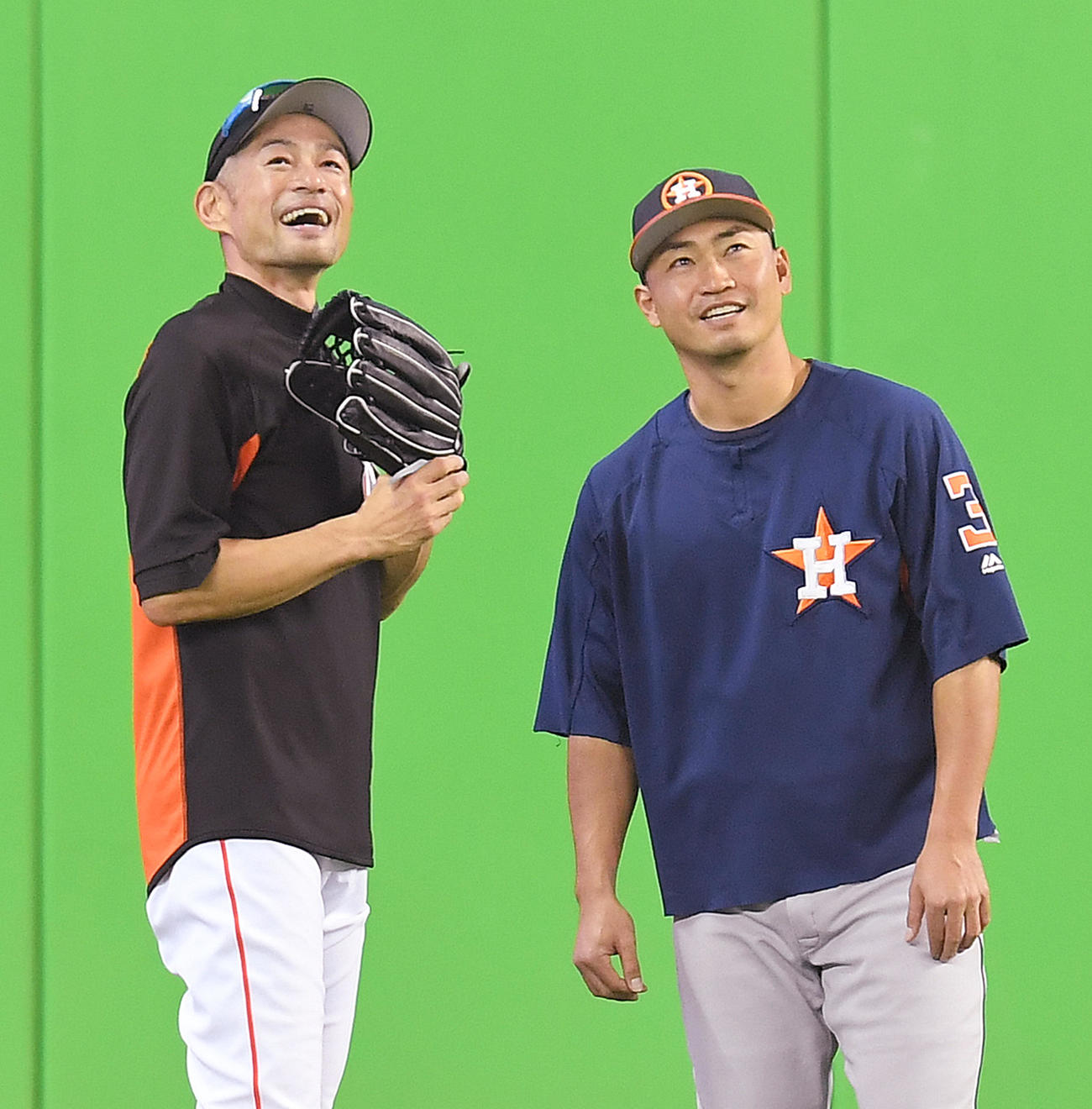 2017年5月15日　マーリンズ対アストロズ　試合前、フィールドで談笑するマーリンズ・イチロー（左）とアストロズ青木宣親