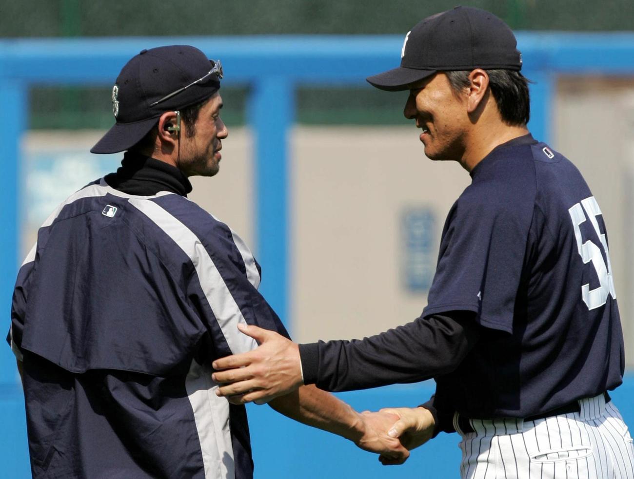 試合前のアップ中にイチローと握手する松井秀喜（2006年7月撮影）