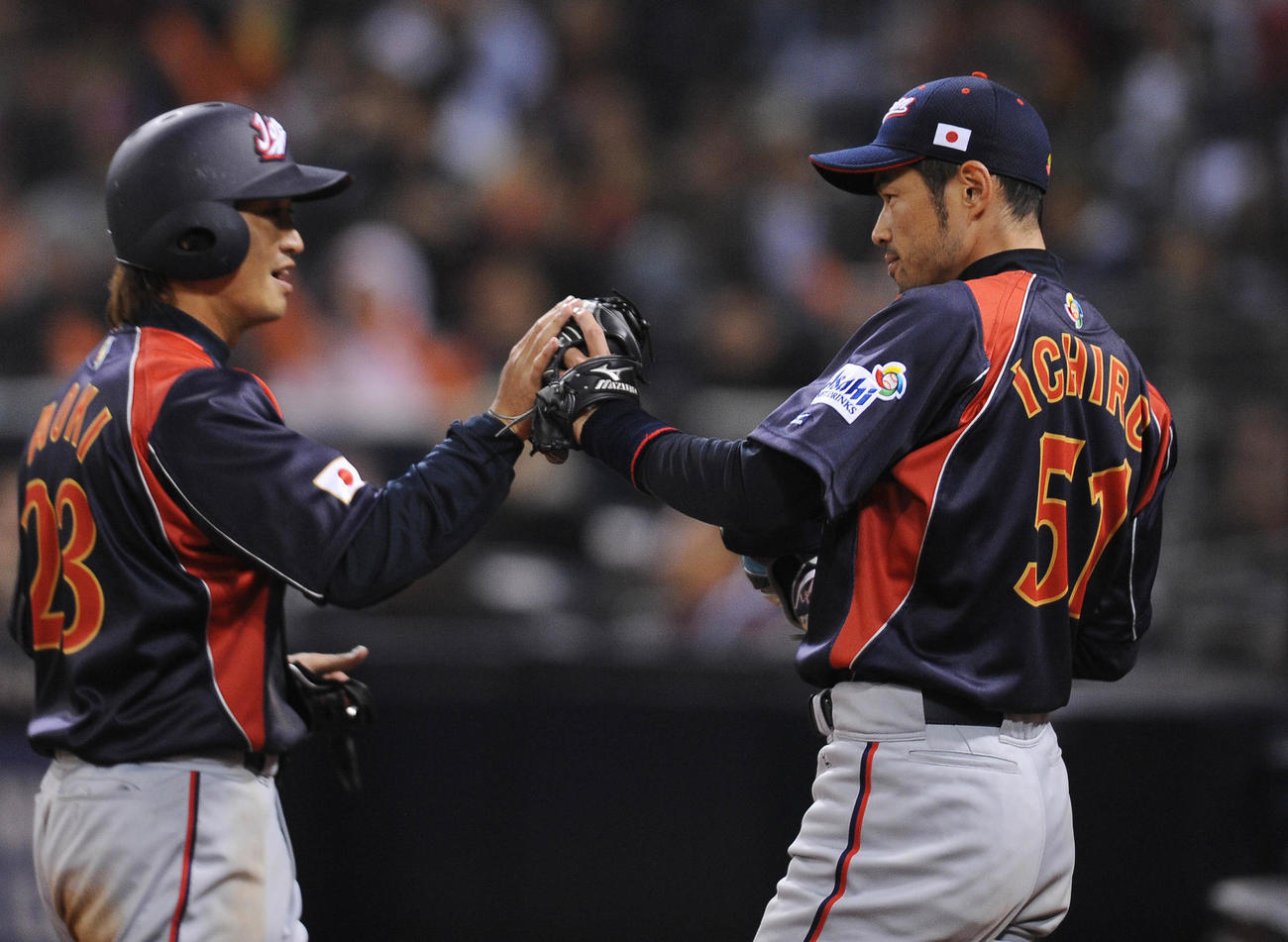 2009年3月18日　WBC第2ラウンド　キューバ対日本　9回に適時打を放った青木宣親（左）をタッチで迎えるイチロー