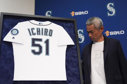 アジア人で初めての米国野球殿堂入りし、記者会見するイチロー氏（AP）