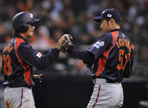2009年3月18日　WBC第2ラウンド　キューバ対日本　9回に適時打を放った青木宣親（左）をタッチで迎えるイチロー