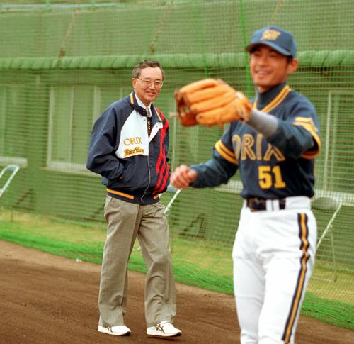 1999年2月1日　オリックス春季キャンプ訪問の宮内オーナーの前でキャッチボールをするイチロー