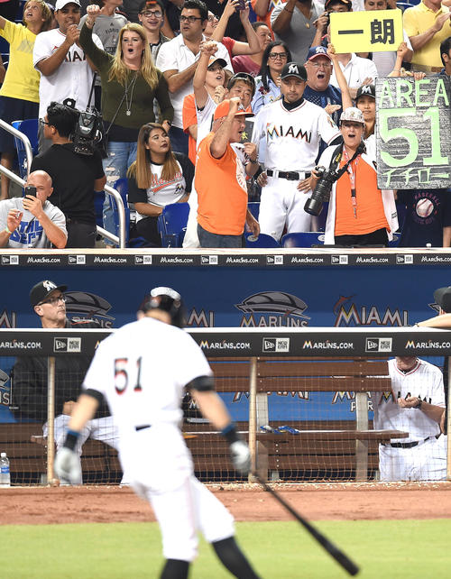打席に入るイチローを見つめるニッチロー'（2016年撮影）