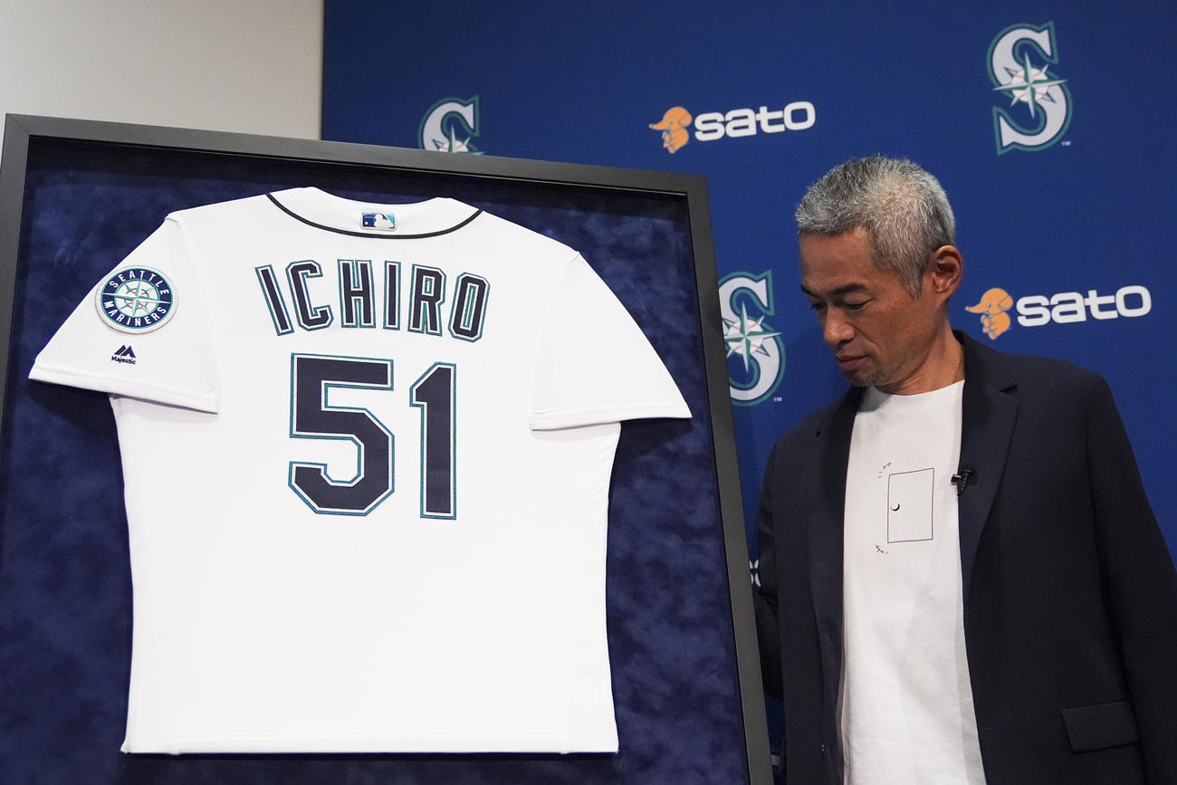 アジア人で初めての米国野球殿堂入りし、記者会見するイチロー氏（AP）