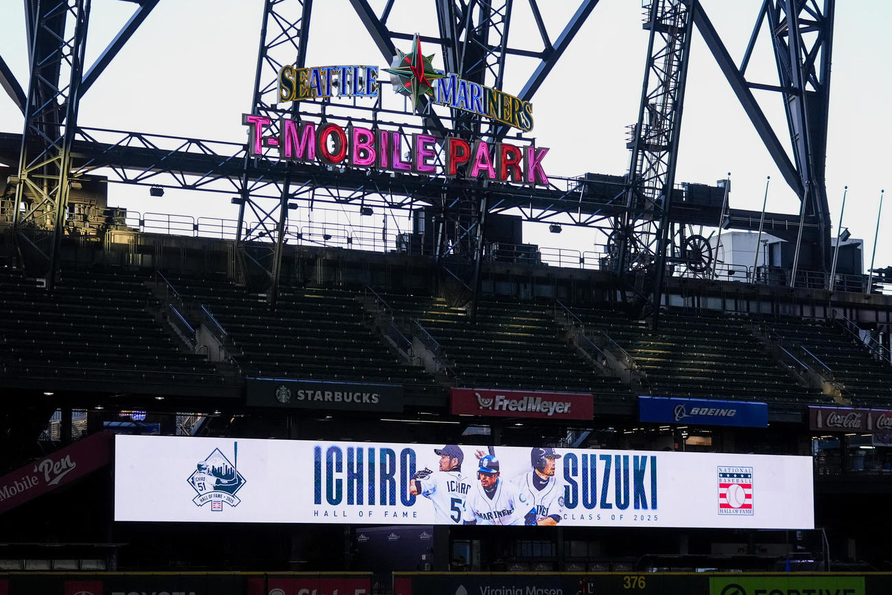 イチローの野球殿堂入りを受けて、シアトルのTモバイル・パークの外野スクリーンには祝福の画像が映し出された（AP)