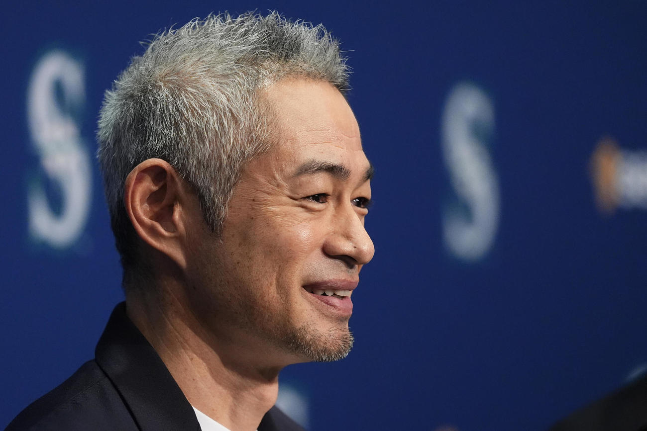 アジア人で初めての米国野球殿堂入りし、記者会見するイチロー氏（AP）